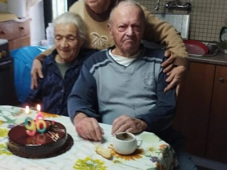 Ναύπακτος: Αυτό είναι το ηλικιωμένο ζευγάρι που απανθρακώθηκε στον Πλάτανο - Τρισάγιο στο σπίτι τους από τον Μητροπολίτη Ιερόθεο