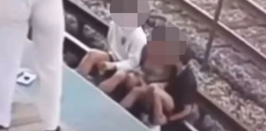 ΗΠΑ: Κάθισαν στις ράγες τρένου για μία σέλφι και έπαθαν ηλεκτροσόκ - ΒΙΝΤΕΟ