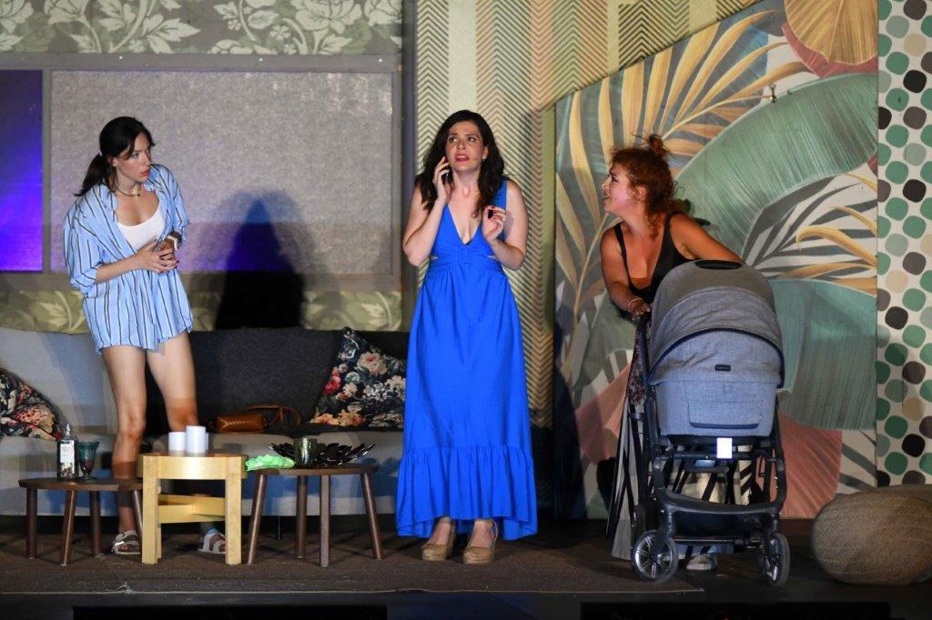 Διεθνές Φεστιβάλ Πάτρας: Γέμισε ασφυκτικά το Δημοτικό Θερινό Θέατρο για την παράσταση Καπουτζίδη - ΦΩΤΟ