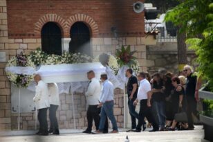 Πόνος και οδύνη στην κηδεία του 11χρονου που ανασύρθηκε νεκρός στην Ικαρία - Συντετριμμένοι οι γονείς του - ΦΩΤΟ