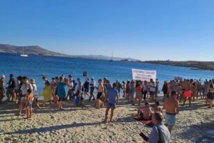 «Κίνημα της Πετσέτας»: Καταγγέλλει μέχρι και σωματοφύλακες στις παραλίες της Πάρου