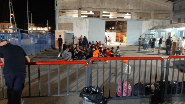 Καλαμάτα: Μετά τα μεσάνυχτα έφτασαν στο λιμάνι οι πρόσφυγες και μετανάστες που βρέθηκαν Ν/Δ της Πύλου