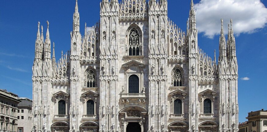 Μιλάνο: Στο κωδωνοστάσιο του Duomo και σε ύψος 108,5 μέτρων απαθανατίστηκαν δυο νέοι