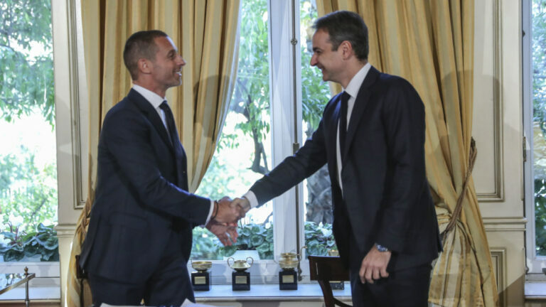 Συνάντηση του πρωθυπουργού με τον πρόεδρο της UEFA και τους προέδρους των 4 ΠΑΕ – Στις 12:00 δηλώσεις Μητσοτάκη – Τσεφέριν