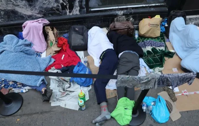 Νέα Υόρκη: Εκατοντάδες μετανάστες κοιμούνται στους δρόμους – Συγκλονιστικές εικόνες