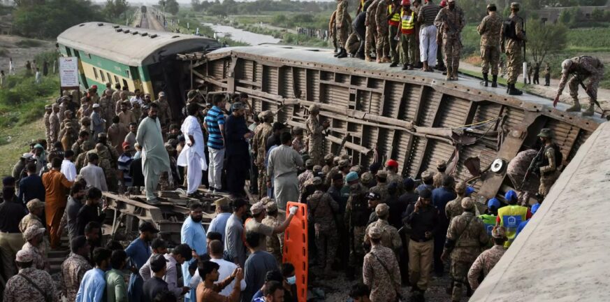 Πακιστάν: Στους 30 οι νεκροί από τον εκτροχιασμό τρένου - Ραγδαία αύξηση και των τραυματιών