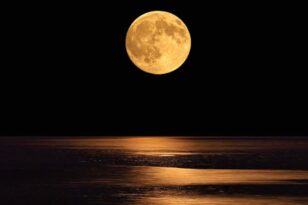 Αυγουστιάτικο φεγγάρι: Την Τετάρτη η δεύτερη «μπλε» υπερπανσέληνος που θα μας μαγέψει
