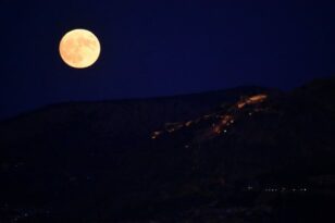 Υπερπανσέληνος Αυγούστου: Μαγικές εικόνες από το «μπλε» φεγγάρι, πότε θα κορυφωθεί το φαινόμενο - ΦΩΤΟ