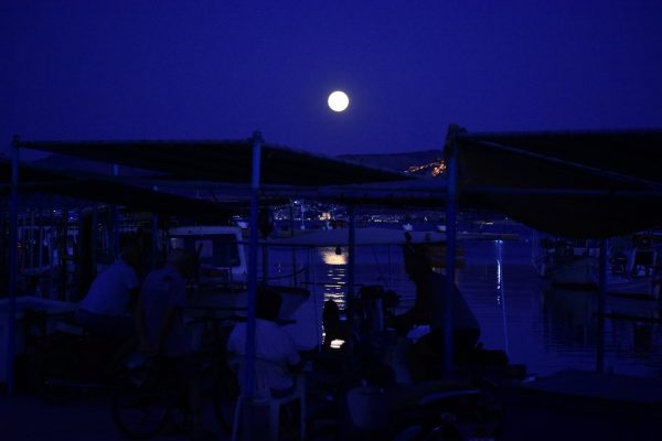 Υπερπανσέληνος Αυγούστου: Μαγικές εικόνες από το «μπλε» φεγγάρι, πότε θα κορυφωθεί το φαινόμενο - ΦΩΤΟ