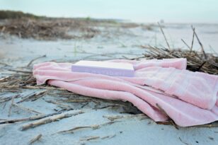 Πετσέτες θαλάσσης: 5 tips για να μην σκληρύνουν από την χρήση