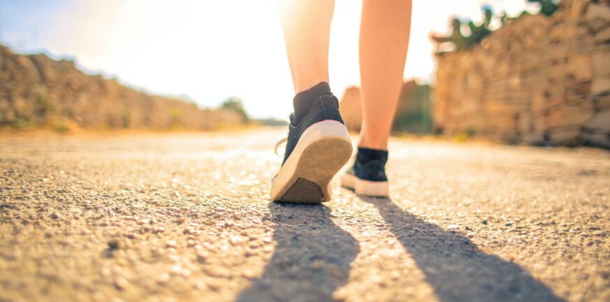 Περπάτημα: Νέα έρευνα αποκαλύπτει πόσα βήματα πρέπει να κάνουμε καθημερινά για να είμαστε υγιείς