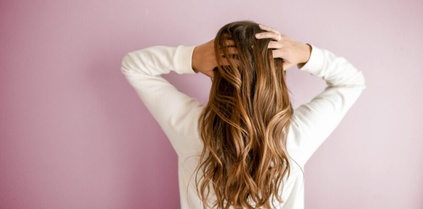 Περιποίηση μαλλιών: Με αυτούς τους 6 τρόπους θα τα προστατέψεις το καλοκαίρι