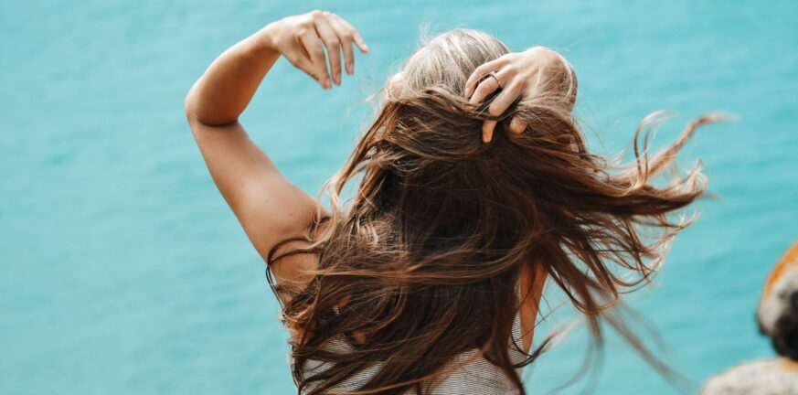 Μαλλιά: 3 τρόποι για να μυρίζουν υπέροχα όλη μέρα