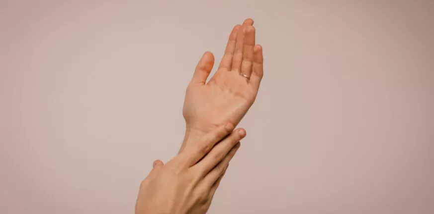 Μάθε τί συμβαίνει στο σώμα σου όταν κάνεις «κρακ» τα δάχτυλά σου