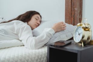 Η έλλειψη ύπνου μάς κάνει περισσότερο αγχωμένους και λιγότερο χαρούμενους