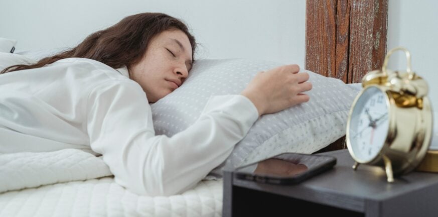 Η έλλειψη ύπνου μάς κάνει περισσότερο αγχωμένους και λιγότερο χαρούμενους