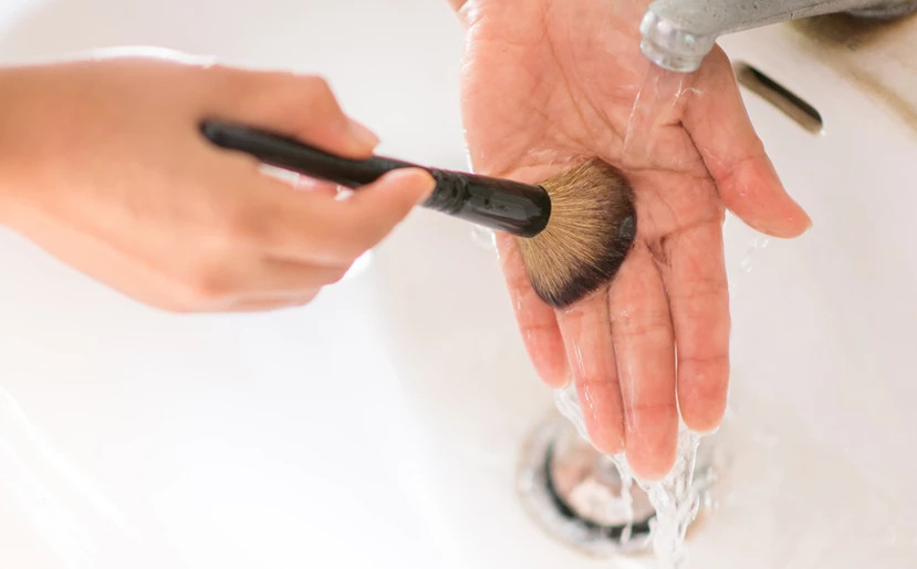 Πινέλα μακιγιάζ: Πώς να τα καθαρίζετε σύμφωνα με κορυφαία makeup artist