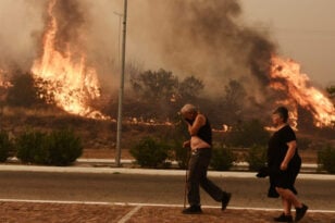 Φωτιά στη Πάρνηθα: Εκκενώνονται οι οικισμοί Αγίας Παρασκευής, Καποτά, Λεφαντώ και η Αμυγδαλέζα - Καίγονται σπίτια - Τα άλλα μέτωπα