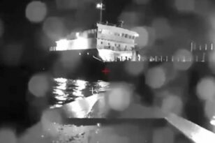 Επίθεση σε ρωσικό δεξαμενόπλοιο στην Κριμαία: Καρέ καρέ η στιγμή που το ουκρανικό drone χτυπά το πετρελαιοφόρο