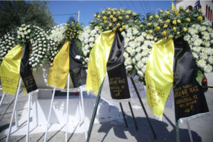 Μιχάλης Κατσουρής – Ελευσίνα: Σπαρακτικές στιγμές στην κηδεία του 29χρονου που δολοφόνησαν οι χούλιγκαν στη Νέα Φιλαδέλφεια