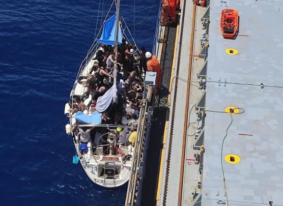 Πύλος: Συνεχίζεται η επιχείρηση διάσωσης μεταναστών - Αρνήθηκαν να επιβιβαστούν σε σκάφος του Λιμενικού
