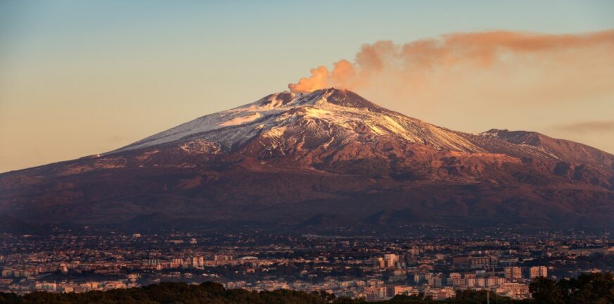 Σικελία: Νέα έκρηξη σημειώθηκε στο ηφαίστειο της Αίτνας - Κλειστό το αεροδρόμιο της Κατάνια - ΒΙΝΤΕΟ