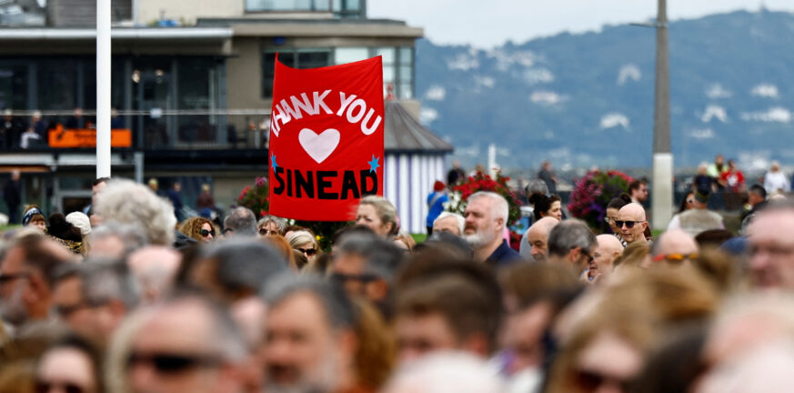 Σινέντ Ο' Κόνορ: Χιλιάδες κόσμος στους δρόμους της Ιρλανδίας για το τελευταίο αντίο