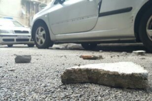 Πάτρα: «Έβρεξε» σοβάδες στην Γούναρη - Από θαύμα δεν τραυματίστηκε περαστικός