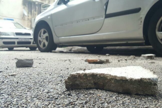 Πάτρα: «Έβρεξε» σοβάδες στην Γούναρη - Από θαύμα δεν τραυματίστηκε περαστικός