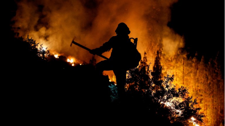 Εκτός ελέγχου η πυρκαγιά στην Τενερίφη: Χιλιάδες άνθρωποι φεύγουν από ξενοδοχεία και σπίτια