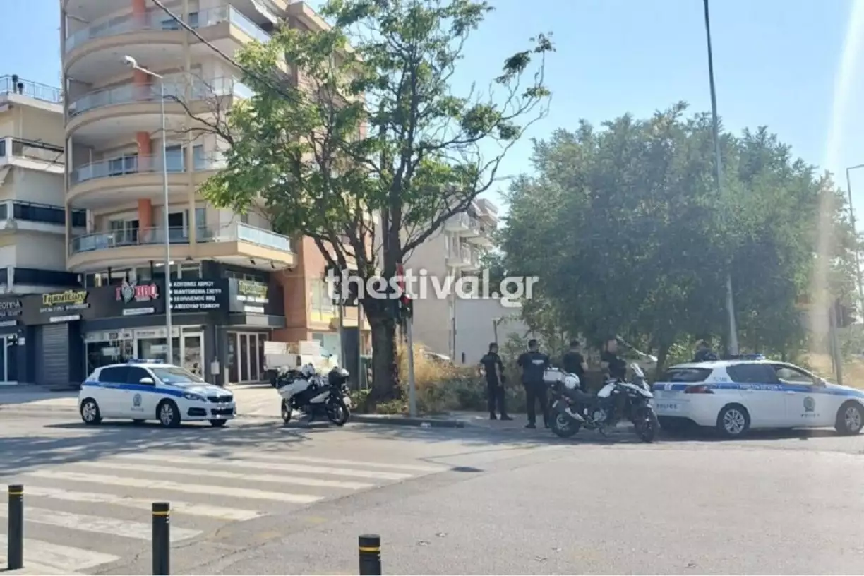 Θεσσαλονίκη: Μεθυσμένος βγήκε με όπλο σε μπαλκόνι - Άνδρες της ΕΛ.ΑΣ στο σημείο ΦΩΤΟ - ΒΙΝΤΕΟ