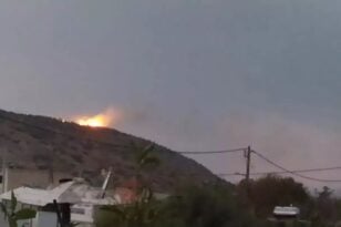 Φωτιά στη Βάρη: Προκλήθηκε από κεραυνό - Έπεσαν 270 μέσα σε μιάμιση ώρα ΒΙΝΤΕΟ