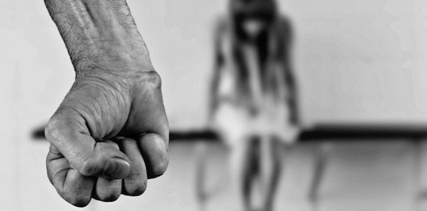 Ενδοοικογενειακή βία: Στη φυλακή όσοι «σηκώνουν χέρι» - Διπλάσιες οι ποινές όταν η βία ασκείται μπροστά σε ανήλικο