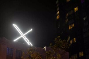 Έλον Μασκ: Αναγκάστηκε να ξηλώσει την πινακίδα «X» από τα γραφεία του Twitter