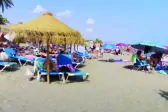 Αίγιο: Άπλωσε τραπεζοκαθίσματα, ομπρέλες και ξαπλώστρες στον αιγιαλό χωρίς άδεια