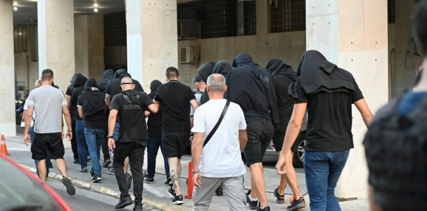 Σιγή ιχθύος από τους Κροάτες χούλιγκαν: Καμία συνεργασία με τις Αρχές - «Δολοφόνοι, φασίστες» τους φώναζαν στην Ευελπίδων