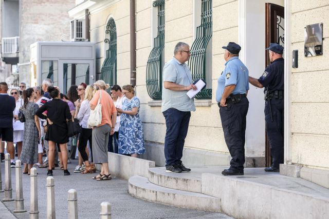 Νέα Φιλαδέλφεια: Γονείς των Κροατών συλληφθέντων έξω από το υπουργείο Εξωτερικών στο Ζάγκρεμπ
