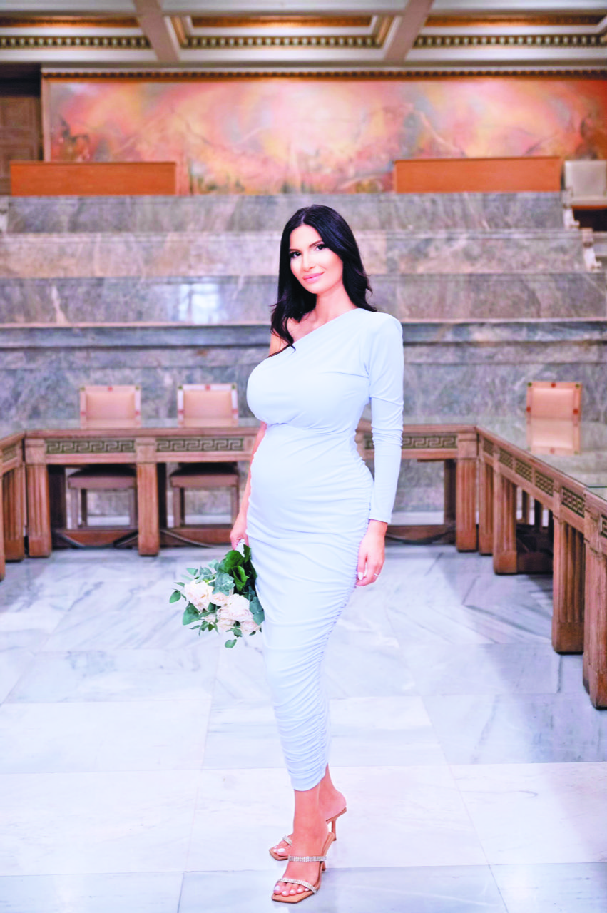 Σοφία Αλατζά: Μυστικός γάμος στο δημαρχείο της Αθήνας-Η νύφη με εντυπωσιακό λευκό Marelle φόρεμα