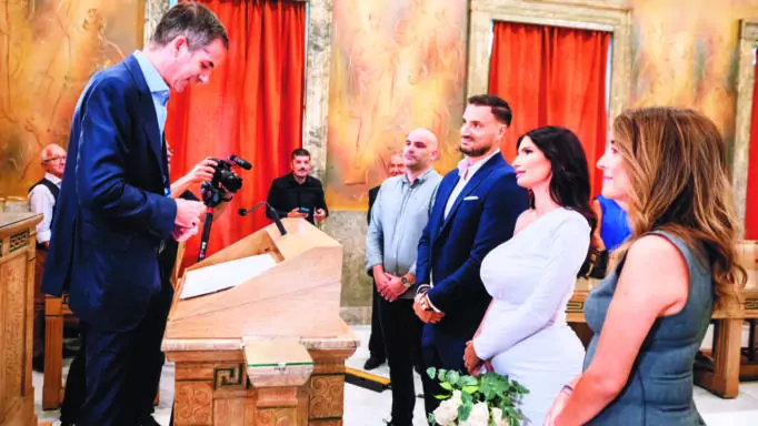 Σοφία Αλατζά: Μυστικός γάμος στο δημαρχείο της Αθήνας-Η νύφη με εντυπωσιακό λευκό Marelle φόρεμα
