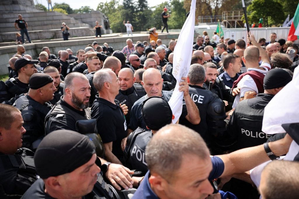 Συγκρούσεις στη Βουλγαρία: Διαδηλωτές διαφωνούν με τη στήριξη στην Ουκρανία – Ζητούν παραίτηση της κυβέρνησης