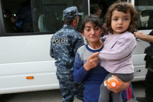 Ναγκόρνο Καραμπάχ: Αρμένιοι φορτώνουν τα πράγματά τους σε λεωφορεία και φορτηγά – Αναχωρούν για Αρμενία