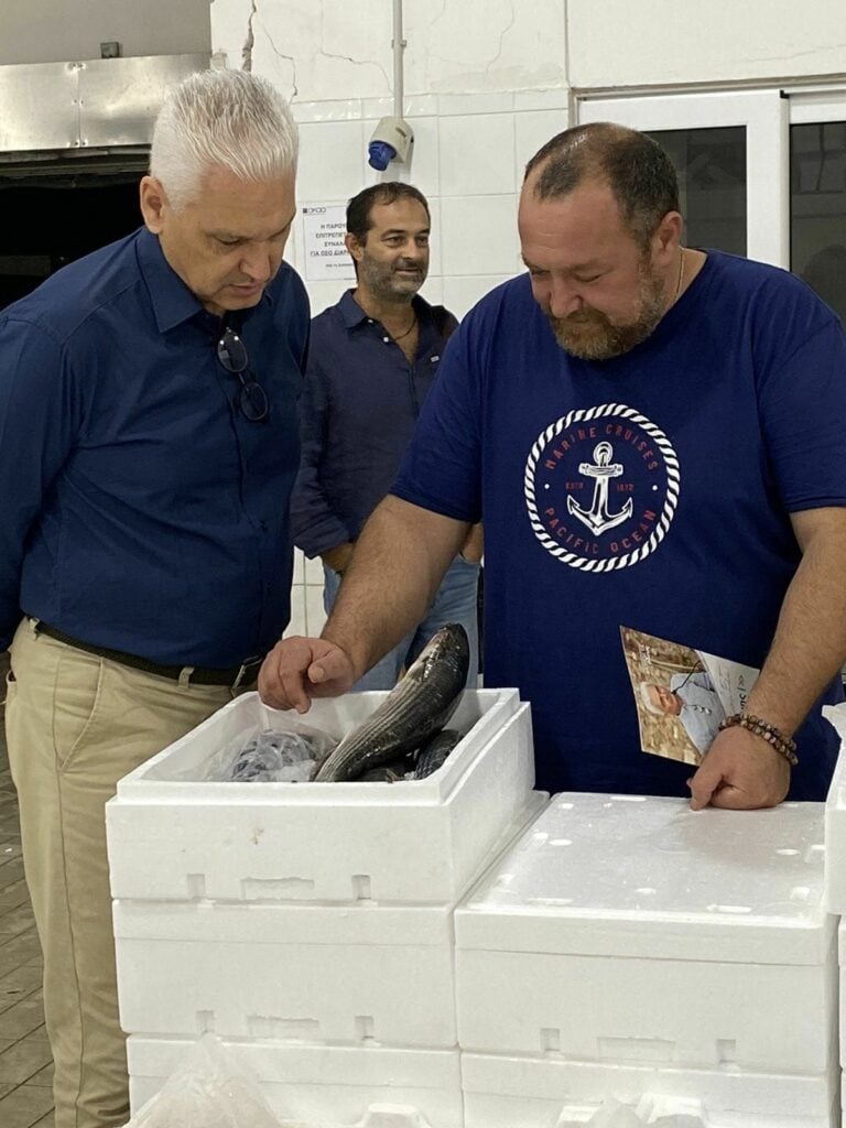 Επίσκεψη του Ζαΐμη στην Ιχθυόσκαλα Πατρών για τις συνέπειες στον κλάδο της αλιείας