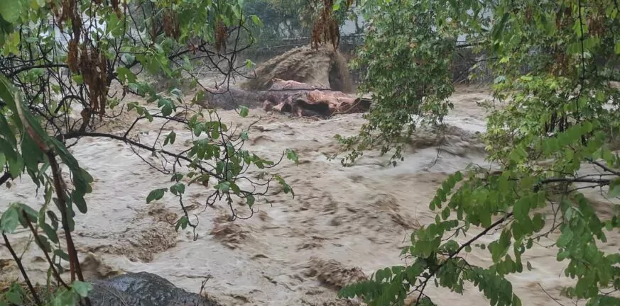 BINTEO - Φάρσαλα: «Έσπασε» ο Ενιπέας, πλημμυρίζουν χωριά, διακόπηκε η κυκλοφορία