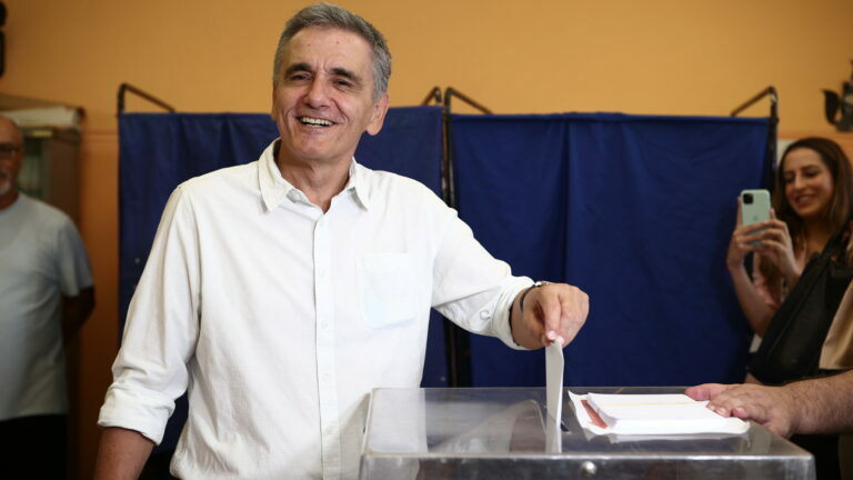 O Ευκλείδης Τσακαλώτος ψήφισε στη Νέα Ιωνία – «Σημαντική μέρα για τον ΣΥΡΙΖΑ, την κοινωνία, τον κόσμο της Αριστεράς»