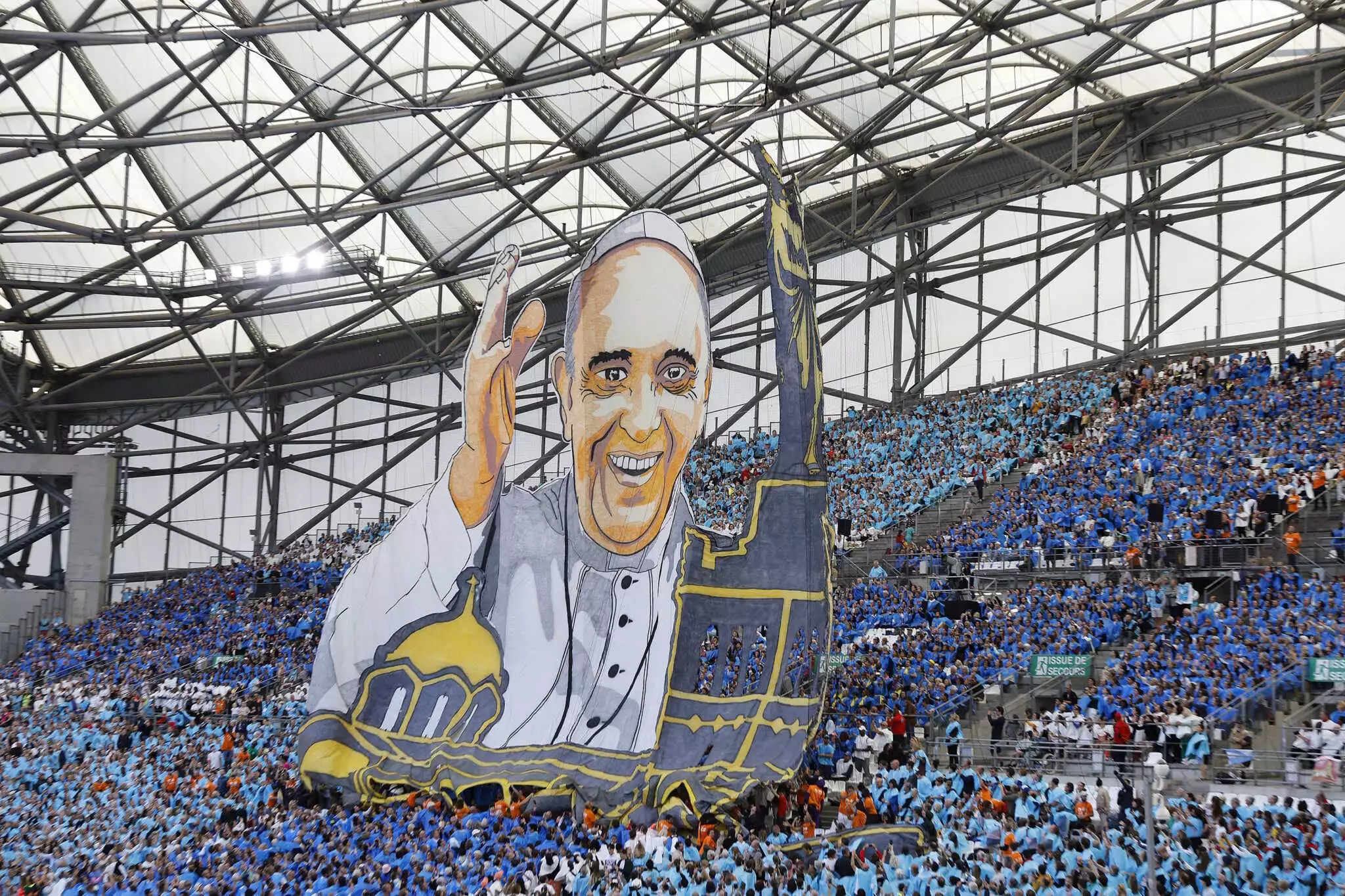 Ο Πάπας Φραγκίσκος στο καστάμεστο στάδιο Βελοντρόμ της Μαρσέιγ – Εντυπωσιακές εικόνες