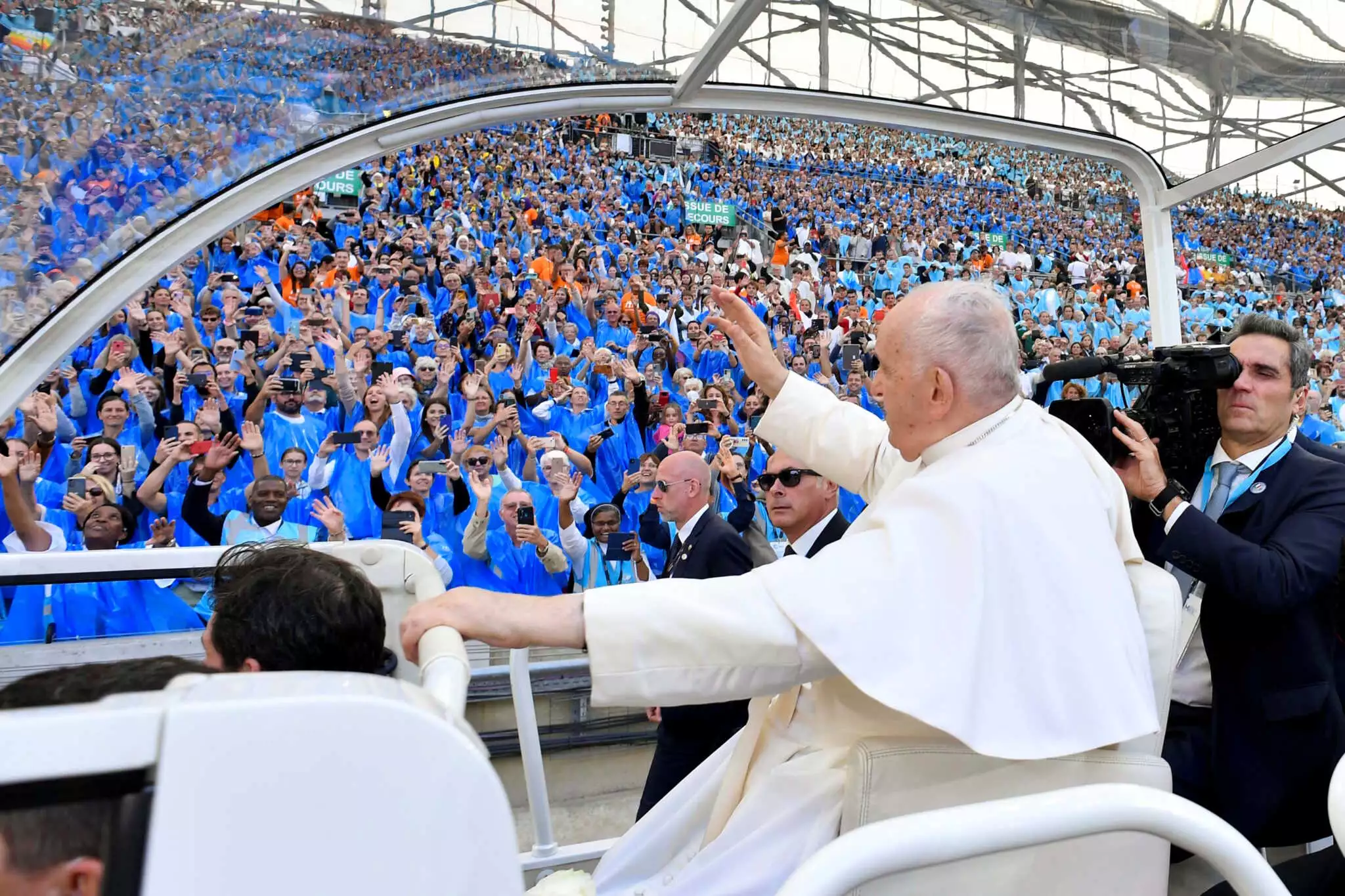 Ο Πάπας Φραγκίσκος στο καστάμεστο στάδιο Βελοντρόμ της Μαρσέιγ – Εντυπωσιακές εικόνες