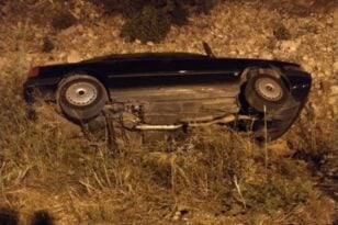 Αυτοκίνητο προσγειώθηκε σε χείμαρρο στη Ναύπακτο - ΦΩΤΟ
