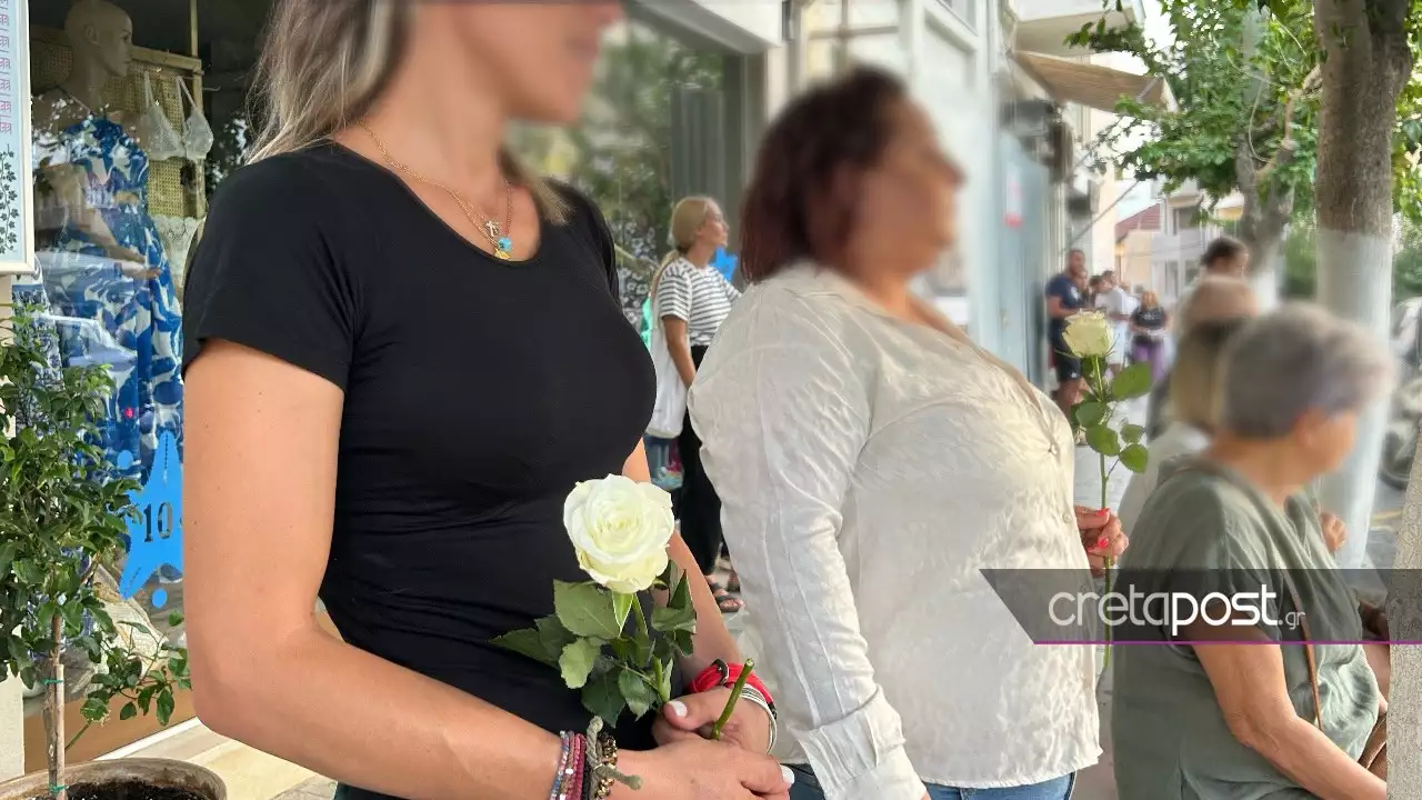 Blue Horizon: Οι κάτοικοι του Αγίου Νικολάου αποχαιρετούν με λευκά τριαντάφυλλα τον 36χρονο Αντώνη - ΦΩΤΟ