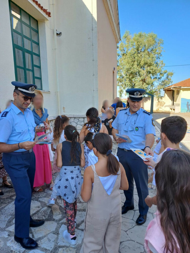 Δυτική Ελλάδα: Η Ελληνική Αστυνομία διένειμε ενημερωτικό υλικό κυκλοφοριακού περιεχομένου στους μαθητές ΦΩΤΟ