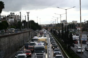 Κυκλοφοριακή συμφόρηση στην Αθηνών-Λαμίας - Πυρκαγιά σε όχημα